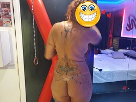 Rabuda tatuada e seus selfies no motel