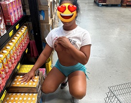 Esposa se exibindo no supermercado